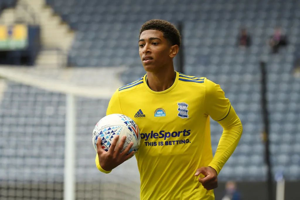 伯纳乌变装，现代化球场伯纳乌＂秒变＂橄榄球比赛场地