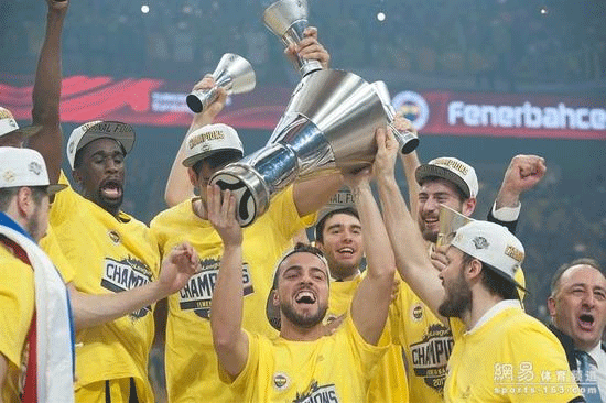 皇马11月最佳球员候选：姆巴佩领衔，维尼修斯、居莱尔在列（皇马公布11月最佳候选：姆巴佩领跑，维尼修斯与居莱尔入选）