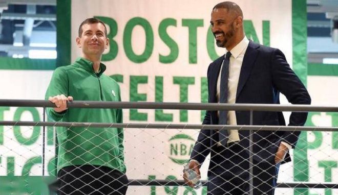 离别的季节，国安球迷合唱《再见》送别年底离队球员（年末告别季，国安球迷齐唱《再见》为离队球员送行）