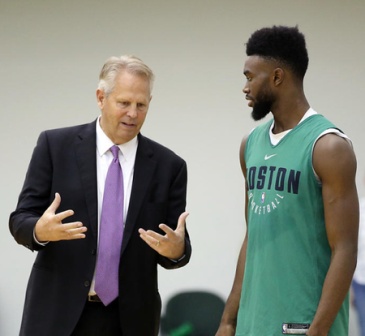 崔永熙：杨瀚森把女友带身边确实压力很大 希望他用实力打破质疑（崔永熙谈杨瀚森携女友随行：压力不小，盼他以实力回应质疑）