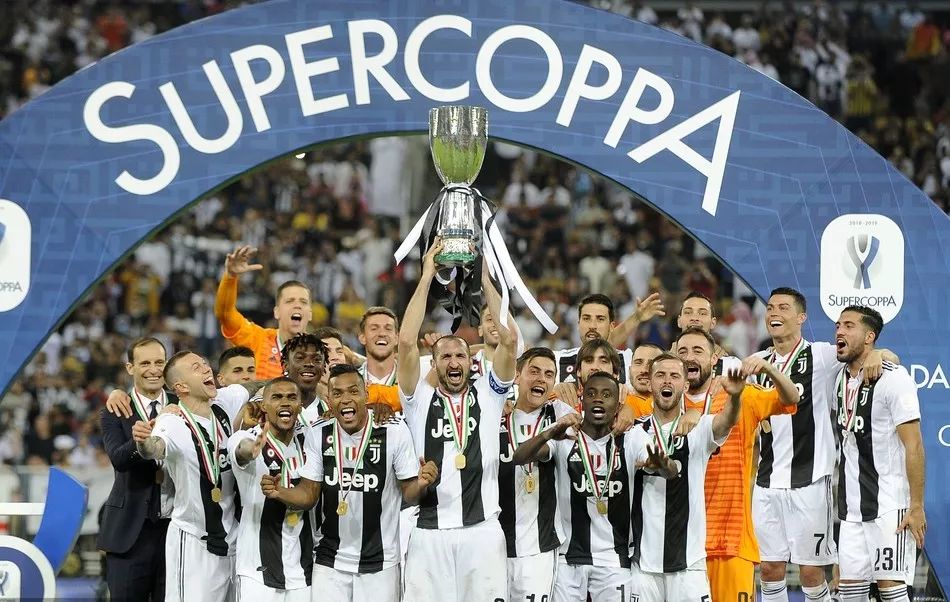 扎戈：托蒂睡觉打呼噜还说梦话；吐西蒙尼口水是因他故意挑衅（扎戈称：托蒂睡觉会打鼾还爱说梦话；向西蒙尼吐口水因对方刻意挑衅）